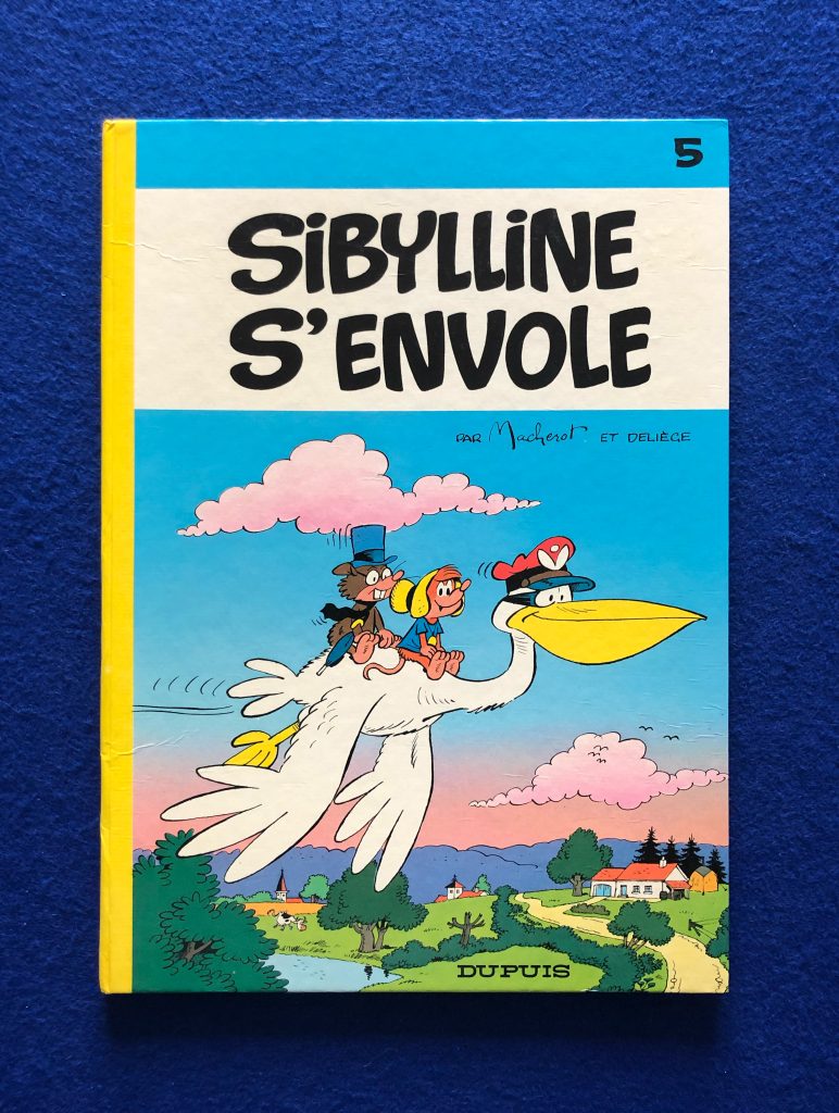 Album de Sibylline en Edition Originale. Représente : Sibylline qui vole sur une cigogne.