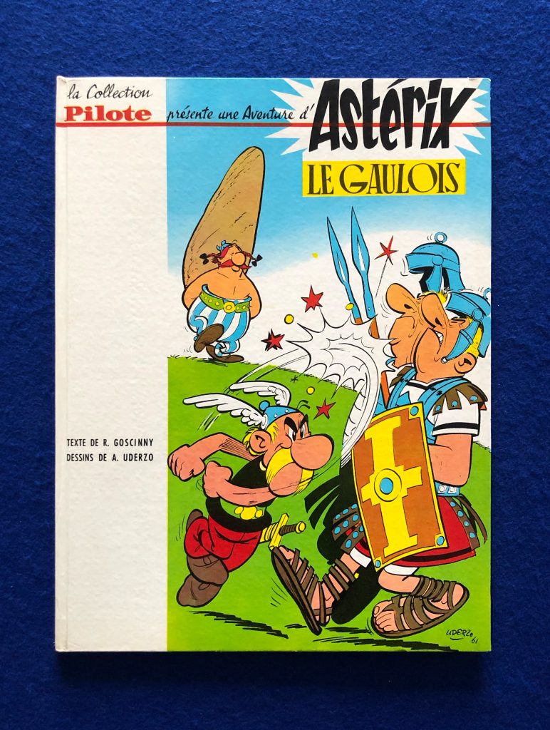Réédition d’Astérix le Gaulois du 3e trimestre 1961, dans la Collection Pilote de chez Dargaud, dos blanc Imprimé, 17 titres de la Collection Pilote sur une colonne, 16 “déjà paru”, Fort Navajo “vient de paraitre”.