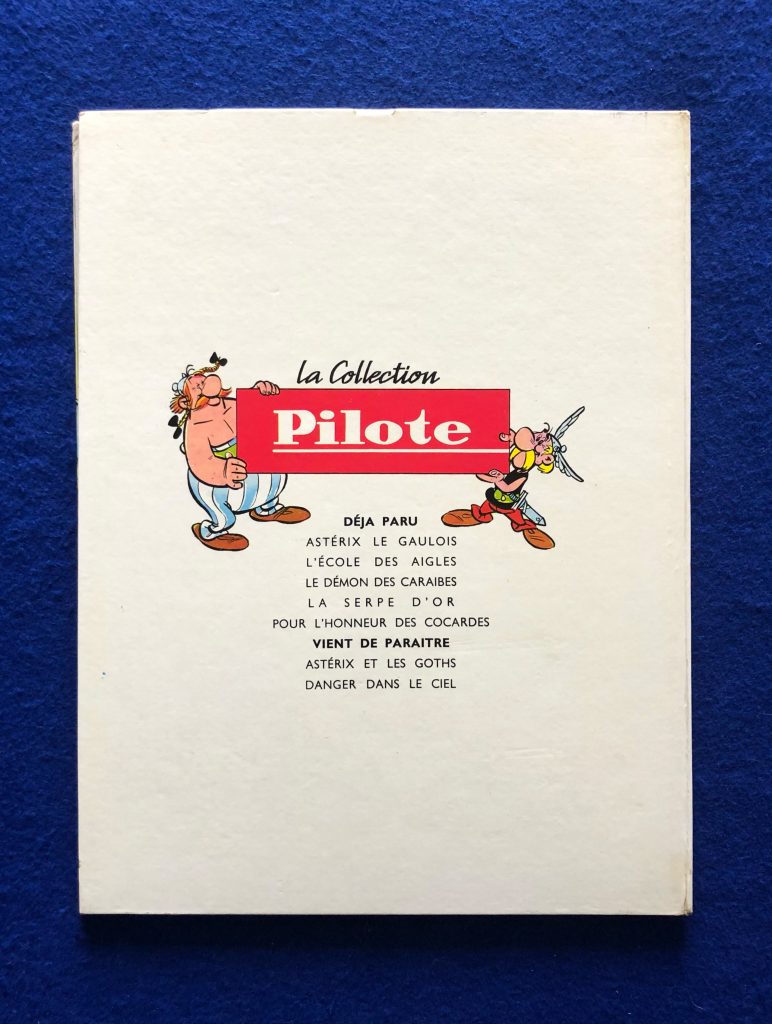 Edition Originale du Fils de Barbe Rouge du 3ème trimestre 1963, Dos blanc vierge, Collection Pilote, 5 titres parus au 4ème plat, 2 à paraître. Les plats sont en très très bon état. Le dos est parfaitement régulier. Les coiffes sont légèrement frottées. Les coins sont piquants, très légèrement frottés. Le cahier est parfaitement soudé. Les pages intérieures sont proche du neuf. Un Exemplaire en très très bon état