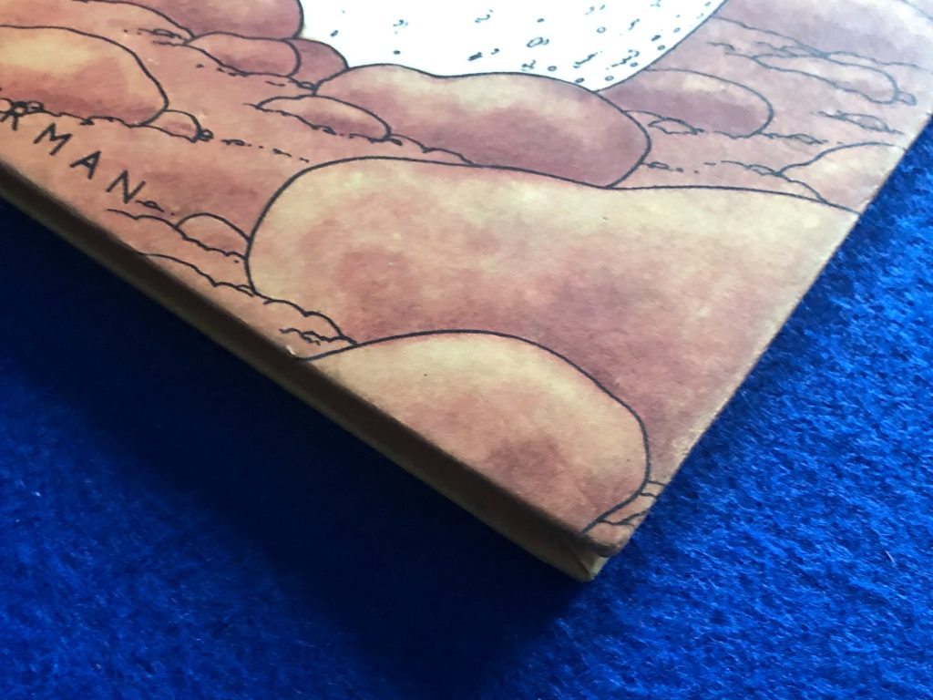 Réédition L'Etoile Mystérieuse de 1953, 4ème plat B6, dos Rouge, Pages de garde foncé, Imprimé en Belgique. Les plats sont très lumineux avec des couleurs très vives. Le dos Rouge est parfaitement régulier. Les coiffes sont parfaitement arrondies légèrement frottées. Les coins sont piquants, proche du neuf. Les tranches sont parfaites. Le cahier est parfaitement soudé. Les pages intérieures sont proches du neuf. A noter quelques subtiles restauration, quelques pliures et patines sur le 1er plat. Un Exemplaire très frais, proche du neuf !