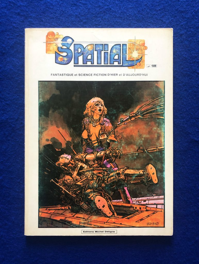 Sublime Couverture Originale de Moebius, pour le numéro 1 du magazine Spatial, édité chez Michel DELIGNE en 1978. Nous sommes en janvier 1978. Le président Français Valéry Giscard d’Estaing a inauguré le RER un mois plus tôt. Le gouvernement français compte pour la première fois deux femmes ministres. Un satellite espion soviétique, équipé de réacteurs nucléaires, s’écrase au Canada. Au cinéma, le premier volet de la future saga Star Wars vient de connaître un triomphe mondial. Janvier 1978, c’est aussi le mois où Michel Deligne, libraire et éditeur bruxellois, lance un nouveau magazine, Spatial. Son sous-titre : « Fantastique et science-fiction d’hier et d’aujourd’hui ». Trois ans après la naissance de Métal hurlant, et un mois avant l’apparition d’(À suivre), Spatial se fait d’emblée une place parmi les périodiques de BD adulte. Son existence plus éphémère (cinq ans) en fera un titre mythique pour les collectionneurs. La science-fiction est alors à son apogée dans le 9e art, avec des auteurs incontournables comme Jean-Claude Mézières et Pierre Christin, Enki Bilal ou Philippe Druillet. Mais pour la couverture du numéro 1 d’une revue de SF, il faut la star numéro 1 du genre. Un nom s’impose immédiatement à l’époque : Jean Giraud, alias Mœbius ! C’est le moment où son Art s’exacerbe, avec des œuvres comme Arzach ou Le Garage hermétique, et plus tard L’Incal. Ce dessin de Mœbius est un petit bijou, et fait de la couverture du premier numéro de Spatial un véritable choc graphique rappelant notamment Exterminateur 17 d’Enki Bilal. Les tons orangés offrent une ambiance apocalyptique annonçant des univers où humains et androïdes cohabitent, comme le film Blade Runner 2049. L’œil attentif remarquera que le nom du vaisseau est Midrach. Il s’agit d’un mot hébreu désignant une méthode d’interprétation des textes bibliques. Il invite à ne pas rester en surface, mais à s’interroger et à chercher en profondeur. C’est une tradition dans la SF de baptiser les vaisseaux de noms plus ou moins énigmatiques : on pense par exemple au Nebuchadnezzar de Morpheus, dans la saga Matrix des Wachowski. Quant à la femme qui se dresse fièrement contre l’adversité, ne fait-elle pas immédiatement songer à La Liberté guidant le peuple du peintre Eugène Delacroix ? Elle en est l’alter ego du futur. S’imposant fermement au côté d’un homme-robot fait de métal et de tuyaux, elle laisse entrevoir une partie de sa poitrine, prouvant par là qu’elle est un être de chair et de sang… La taille est intéressante et pas courante, proche du format A4. Encre de chine, encres de couleurs et pastel, signé à l’encre en bas a droite. Dimension du carton : 21,9 x 28,2 x 0,2 cm. Dimension du dessin : 19,1 x 25,1 cm. Un Certificat Moebius Production sera remis à l’acquéreur. Provenance : Vente Christie's du 20 Novembre 2019. Encadrement Professionnel. Accompagné de l’exemplaire n°1 de Spatial.